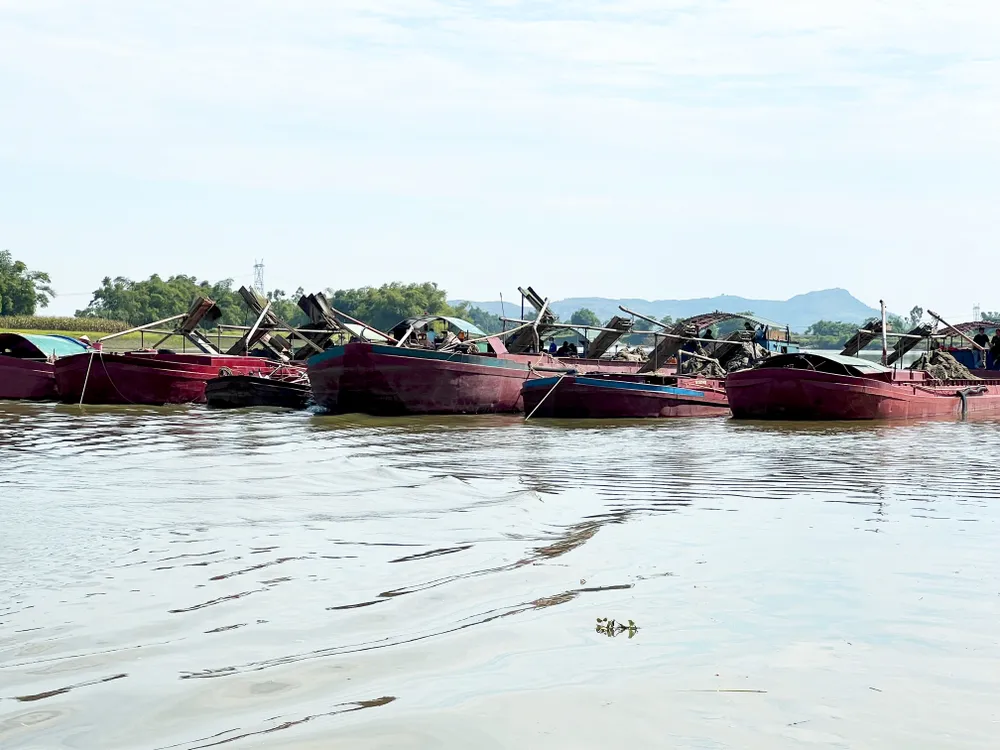 6 sà lan khai thác cát trái phép được áp tải về đậu tại âu thuyền xã Bùi La Nhân