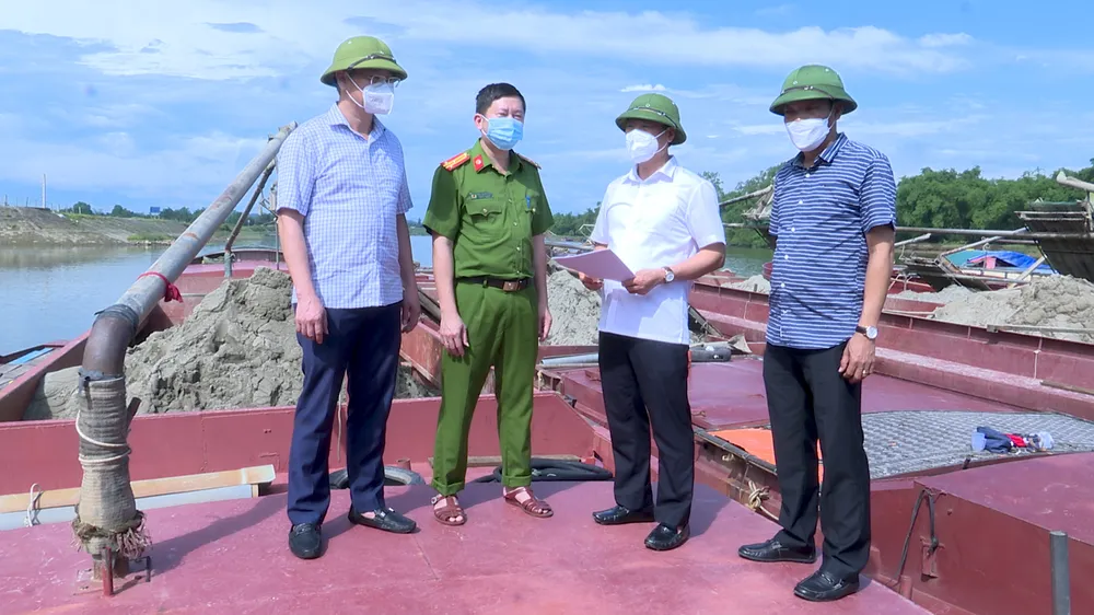 Hà Tĩnh: Phát hiện 6 sà lan khai thác cát trái phép trên sông ảnh 3
