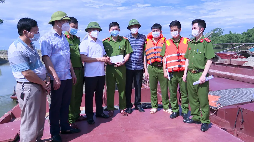 Hà Tĩnh: Phát hiện 6 sà lan khai thác cát trái phép trên sông ảnh 4