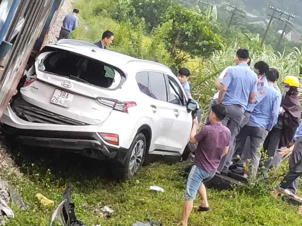 Va chạm với tàu hỏa, ô tô bị hất văng xuống mép ruộng ảnh 2
