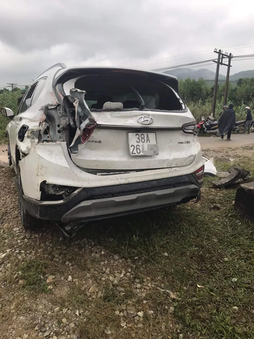 Va chạm với tàu hỏa, ô tô bị hất văng xuống mép ruộng ảnh 3