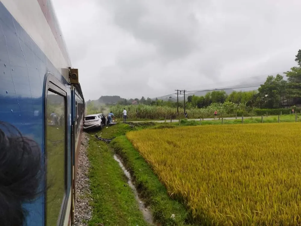 Va chạm với tàu hỏa, ô tô bị hất văng xuống mép ruộng ảnh 1