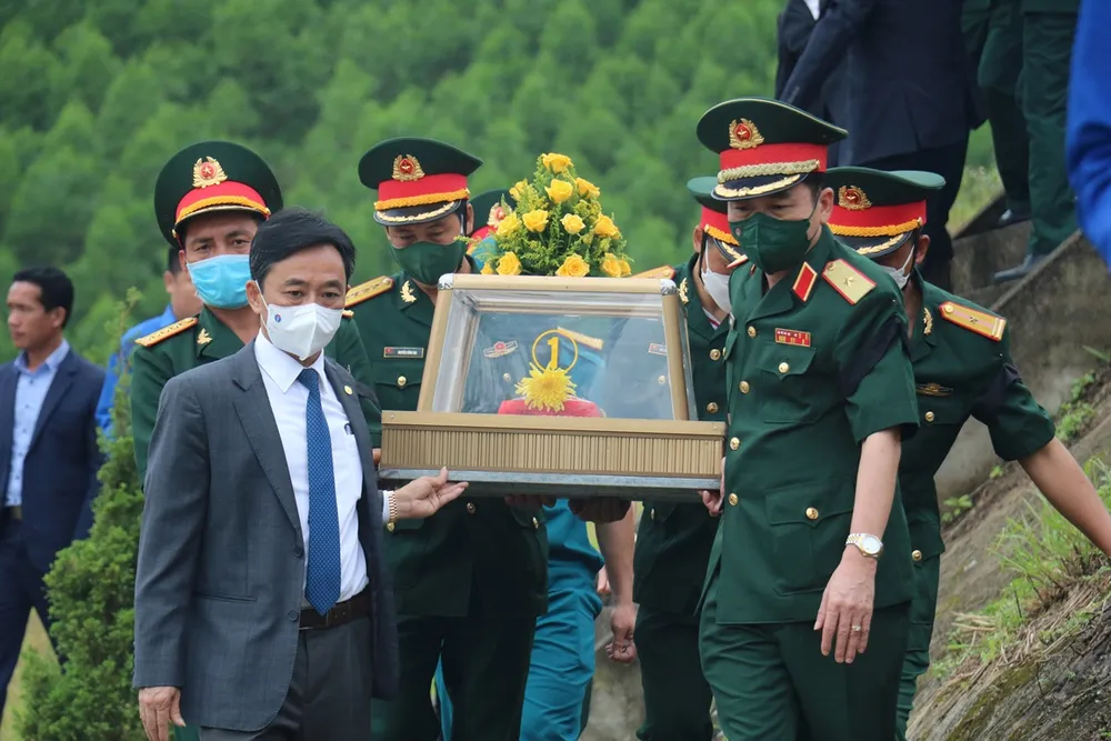 Hà Tĩnh: Truy điệu, an táng 11 hài cốt liệt sĩ hy sinh trên đất bạn Lào ảnh 4