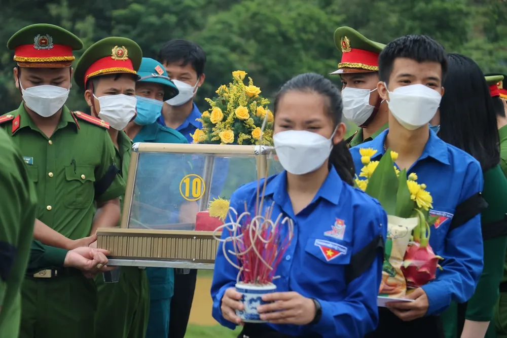 Hà Tĩnh: Truy điệu, an táng 11 hài cốt liệt sĩ hy sinh trên đất bạn Lào ảnh 6