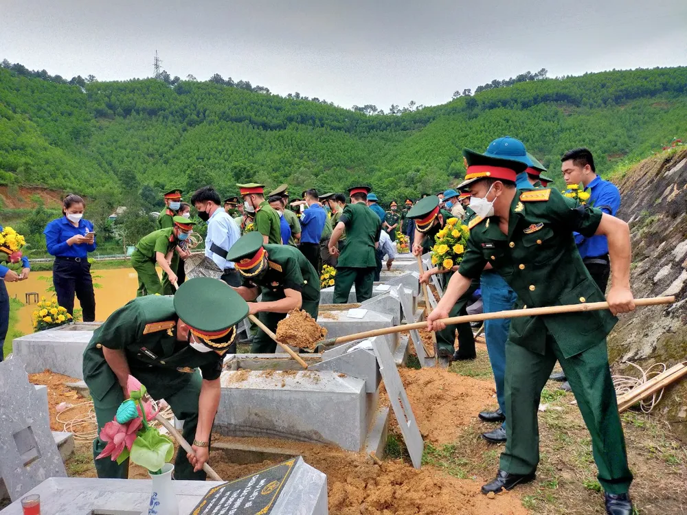 Hà Tĩnh: Truy điệu, an táng 11 hài cốt liệt sĩ hy sinh trên đất bạn Lào ảnh 8