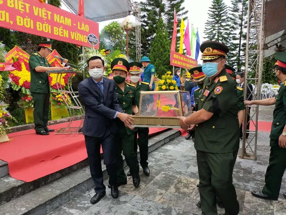 Hà Tĩnh: Truy điệu, an táng 11 hài cốt liệt sĩ hy sinh trên đất bạn Lào ảnh 3