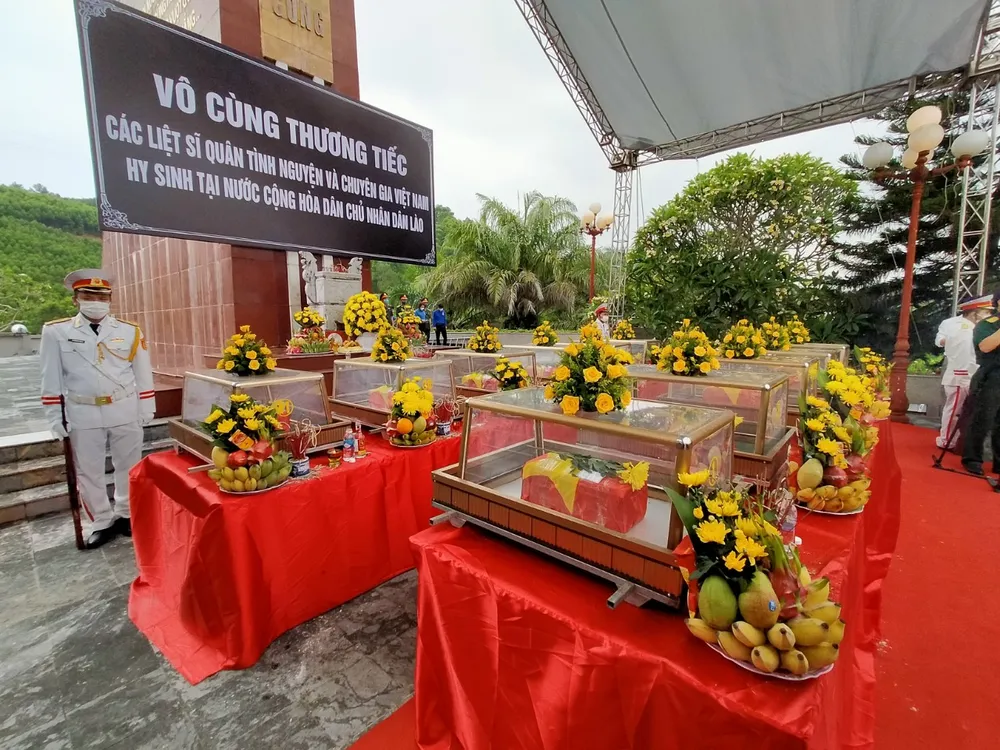 Hà Tĩnh: Truy điệu, an táng 11 hài cốt liệt sĩ hy sinh trên đất bạn Lào ảnh 1