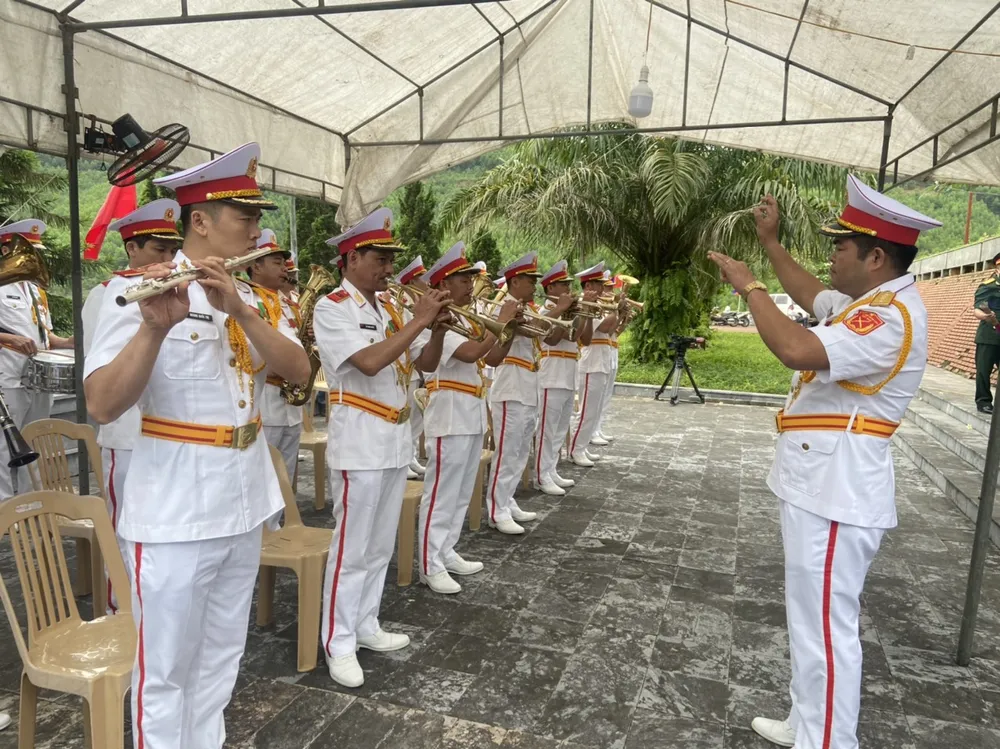 Hà Tĩnh: Truy điệu, an táng 11 hài cốt liệt sĩ hy sinh trên đất bạn Lào ảnh 9