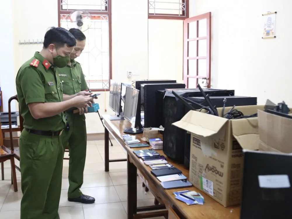 Khởi tố 11 bị can liên quan đến đường dây đánh bạc trực tuyến ảnh 1