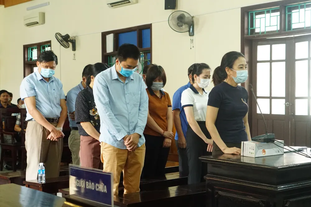 Các bị cáo tại phiên xét xử sơ thẩm