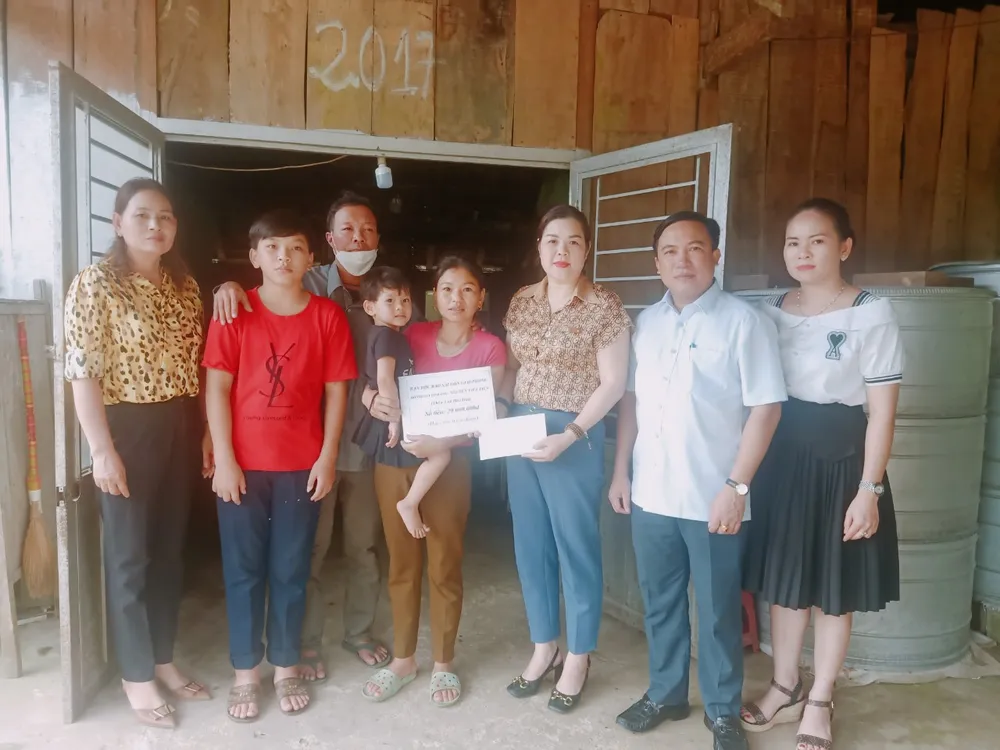 Trao 49 triệu đồng cho 2 hoàn cảnh khó khăn ở Hà Tĩnh, Huế ảnh 1