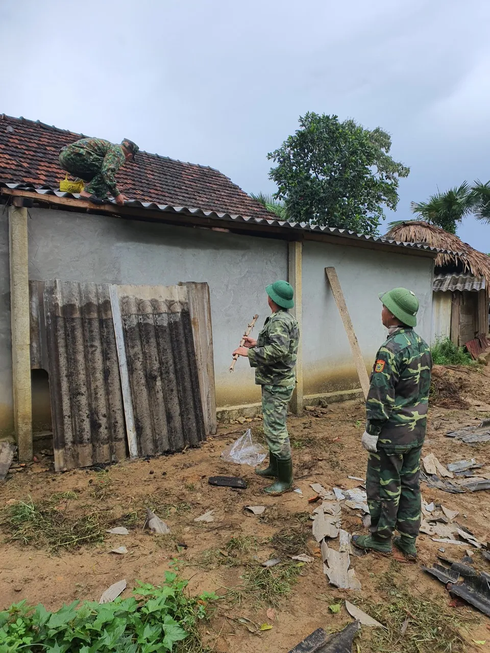 Hà Tĩnh: Lốc xoáy và mưa đá gây thiệt hại nặng ở xã miền núi ảnh 11