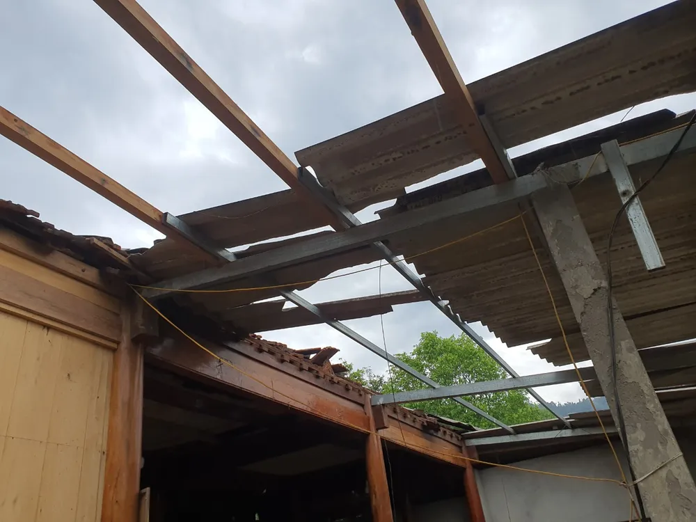 Hà Tĩnh: Lốc xoáy và mưa đá gây thiệt hại nặng ở xã miền núi ảnh 1