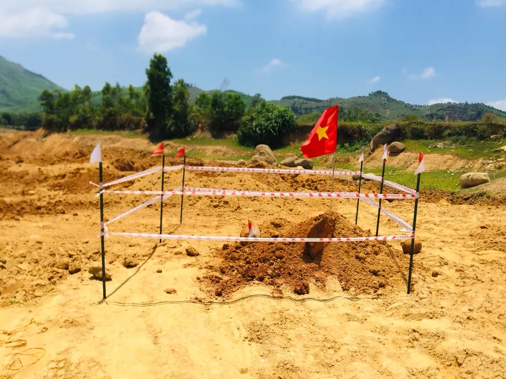 Phát hiện quả bom nặng 200kg khi nạo vét lòng đập ở Hà Tĩnh ảnh 4
