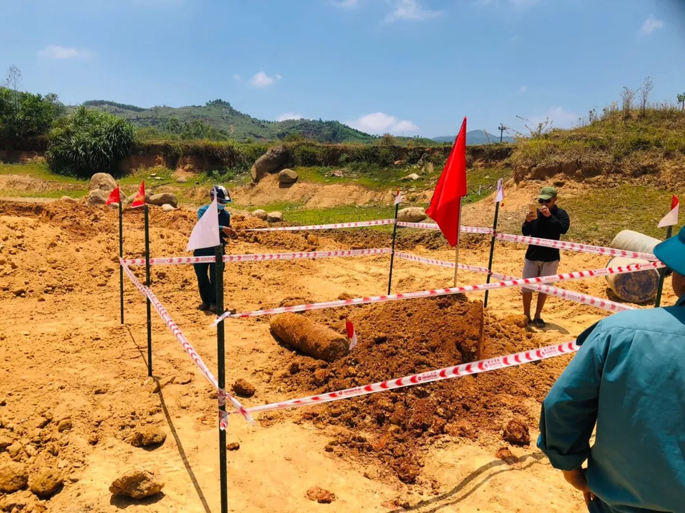 Lực lượng chức năng đã làm rào chắn bảo vệ, cảnh báo xung quanh quả bom