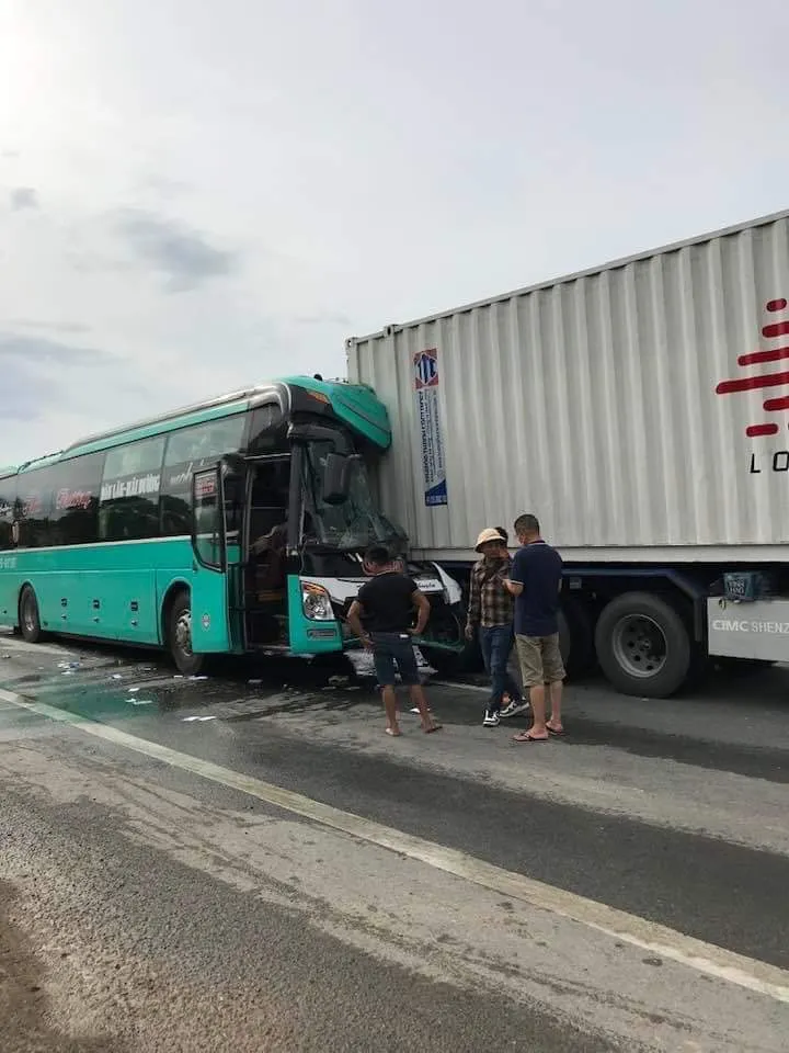 Xe khách va chạm với container, tài xế mắc kẹt trong cabin ảnh 2