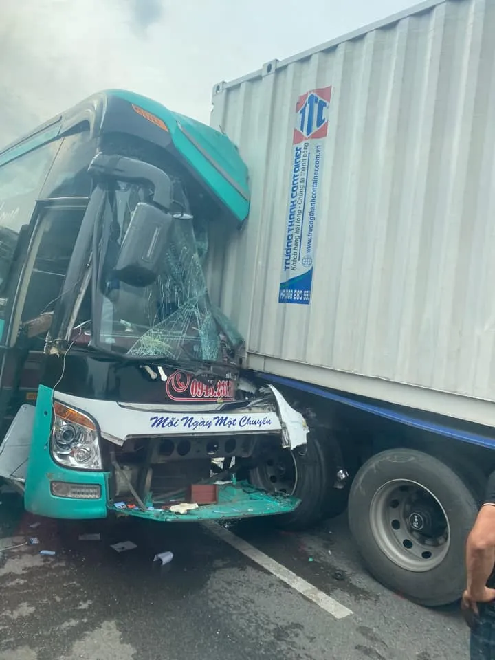 Xe khách va chạm với container, tài xế mắc kẹt trong cabin ảnh 3