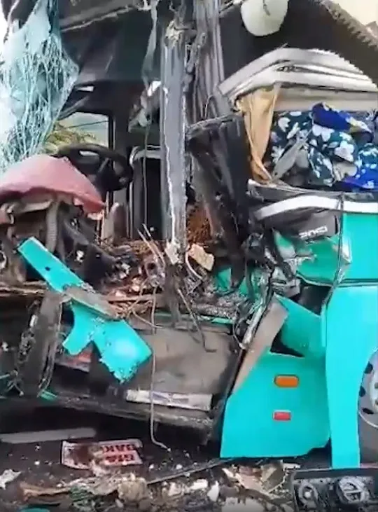 Xe khách va chạm với container, tài xế mắc kẹt trong cabin ảnh 1