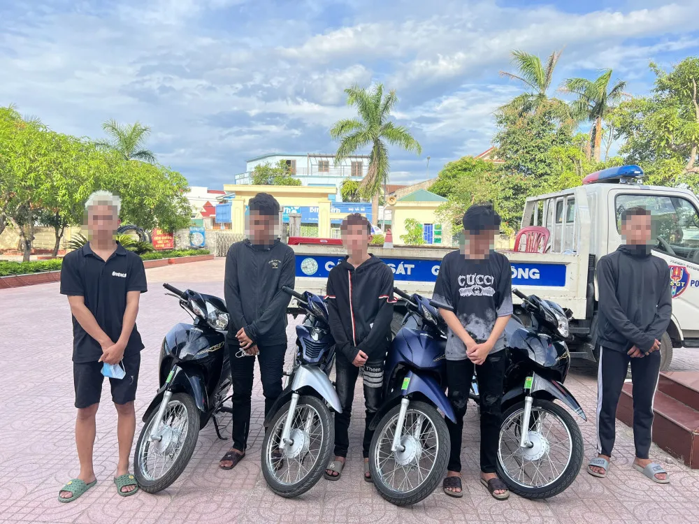 Xử lý nhóm thanh thiếu niên điều khiển xe mô tô bốc đầu, lạng lách đánh võng ảnh 3