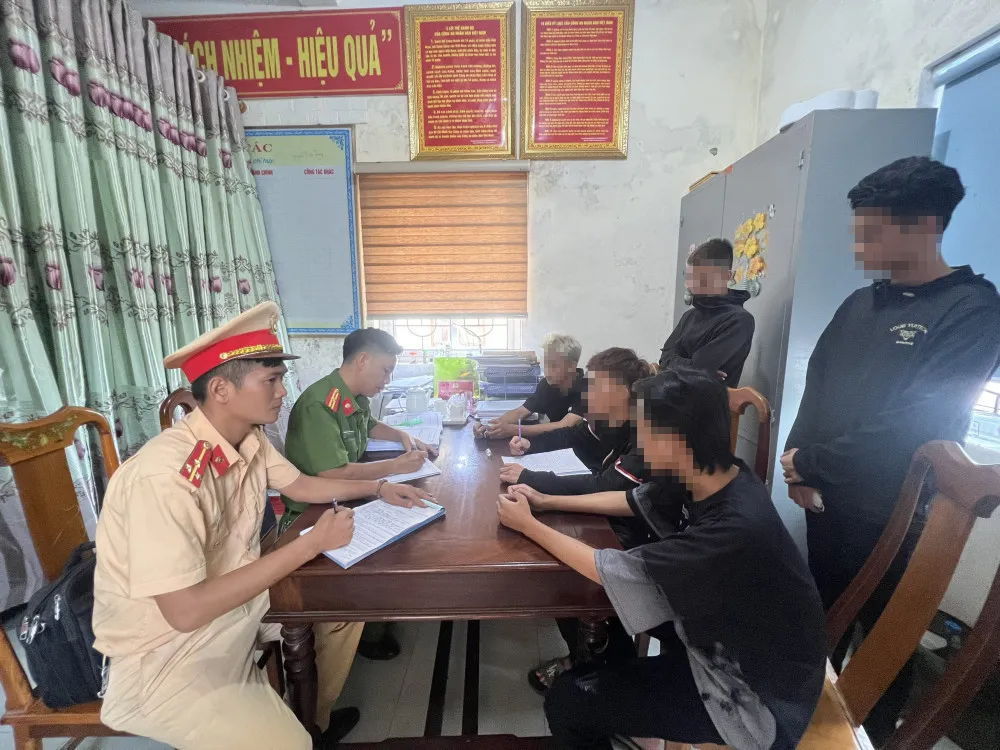 Xử lý nhóm thanh thiếu niên điều khiển xe mô tô bốc đầu, lạng lách đánh võng ảnh 2