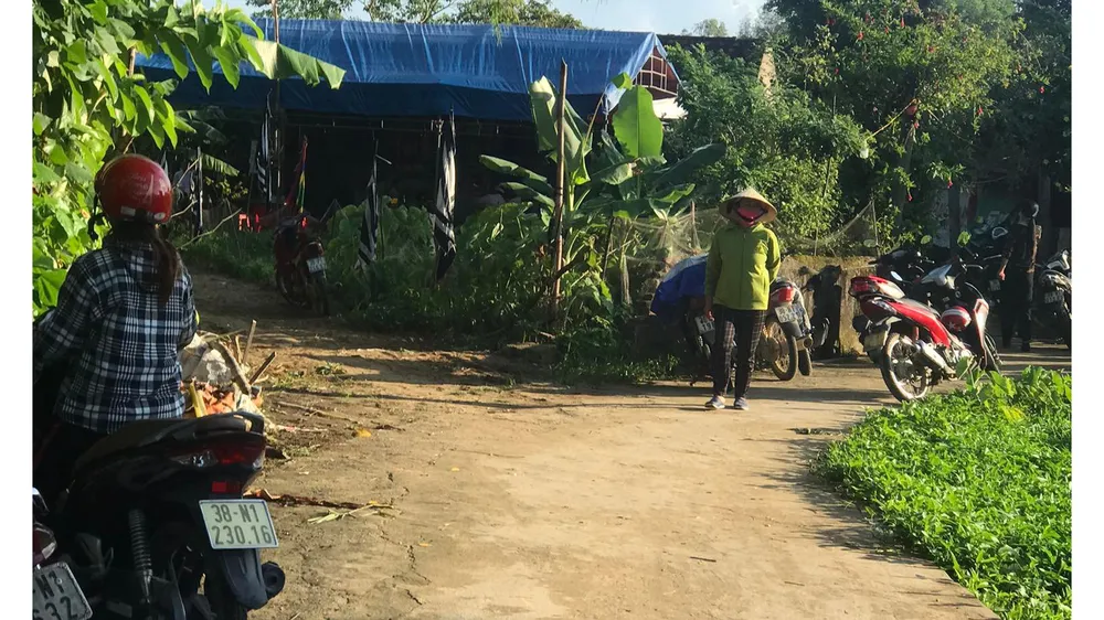 Địa phương và gia đình tổ chức lễ mai táng ông Đ. theo phong tục địa phương