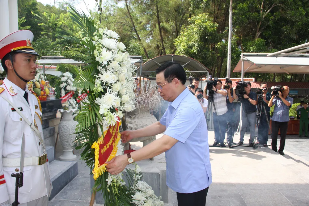 Chủ tịch Quốc hội Vương Đình Huệ dâng hương tại Khu di tích Ngã ba Đồng Lộc ảnh 2