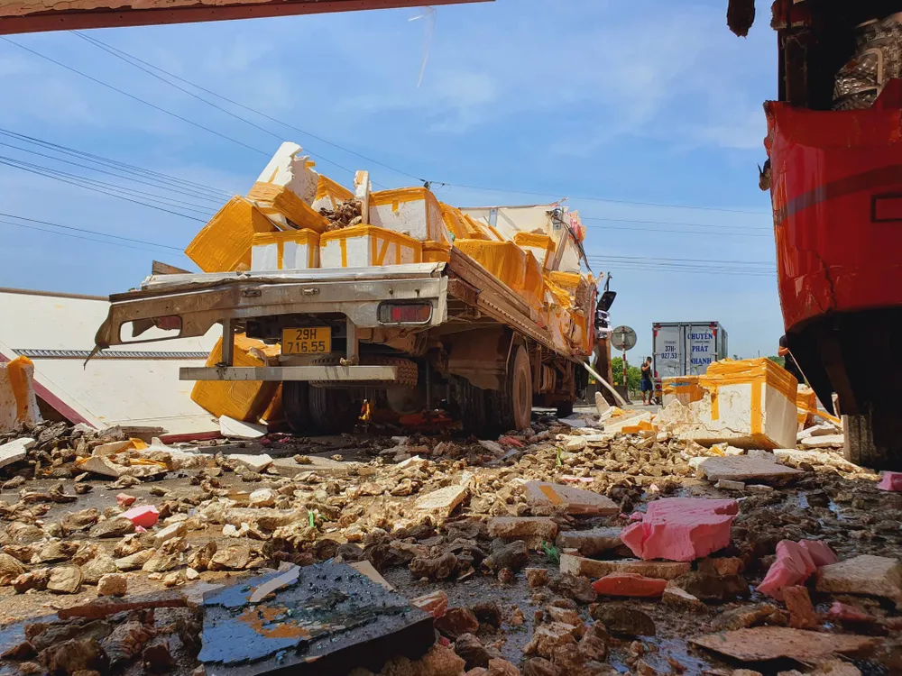 Hà Tĩnh: Tai nạn giao thông liên hoàn, nhiều phương tiện bị hư hỏng ảnh 7