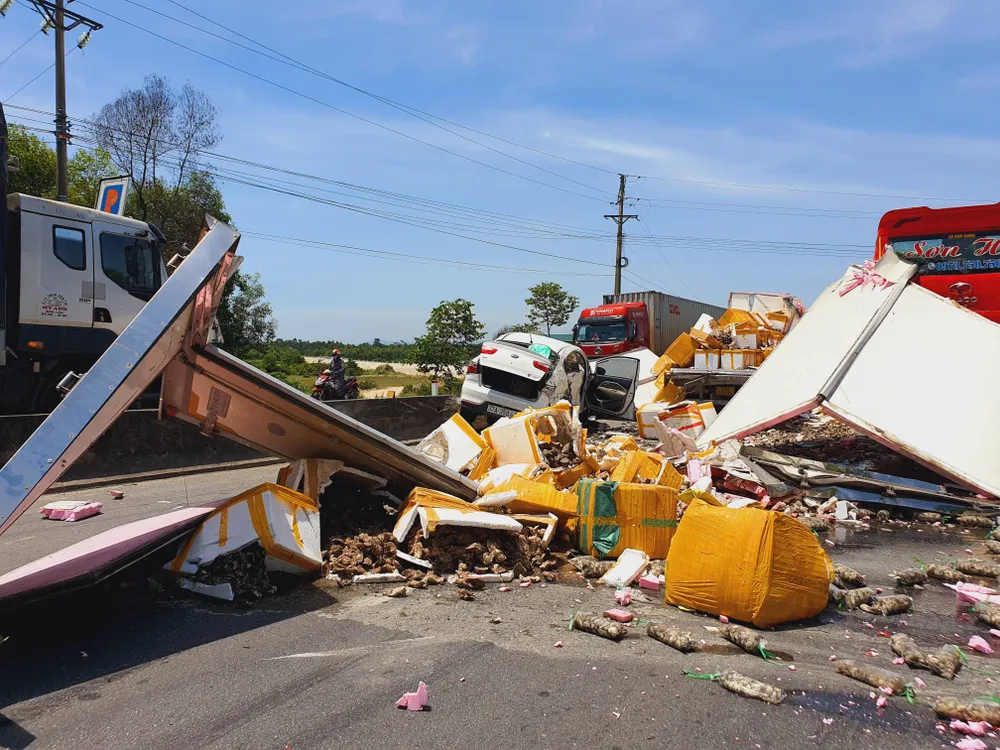 Hà Tĩnh: Tai nạn giao thông liên hoàn, nhiều phương tiện bị hư hỏng ảnh 8