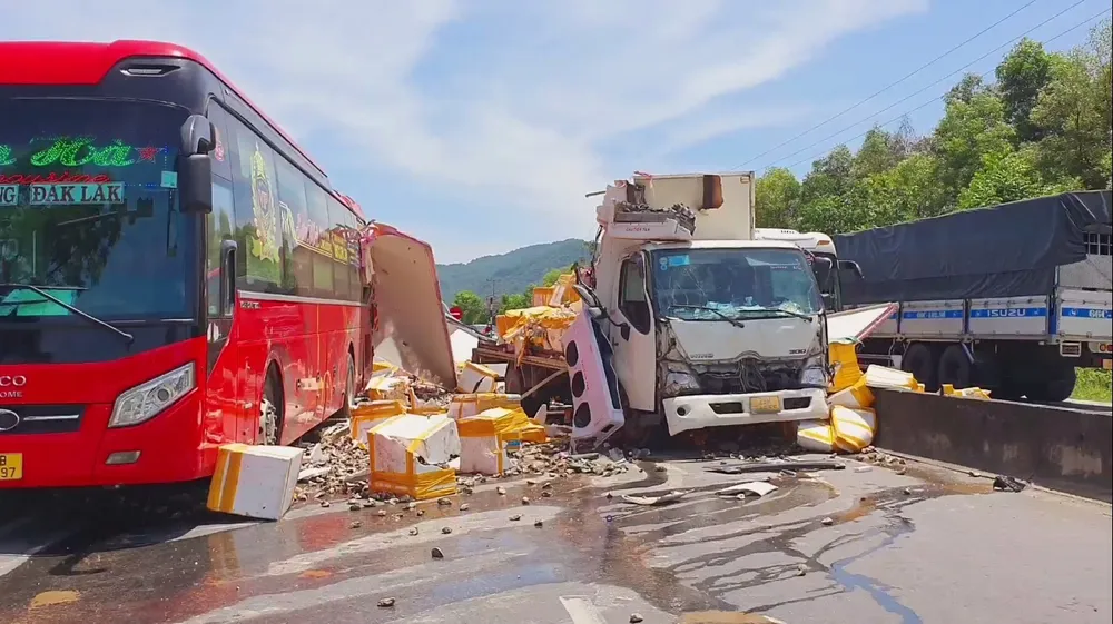 Hà Tĩnh: Tai nạn giao thông liên hoàn, nhiều phương tiện bị hư hỏng ảnh 1