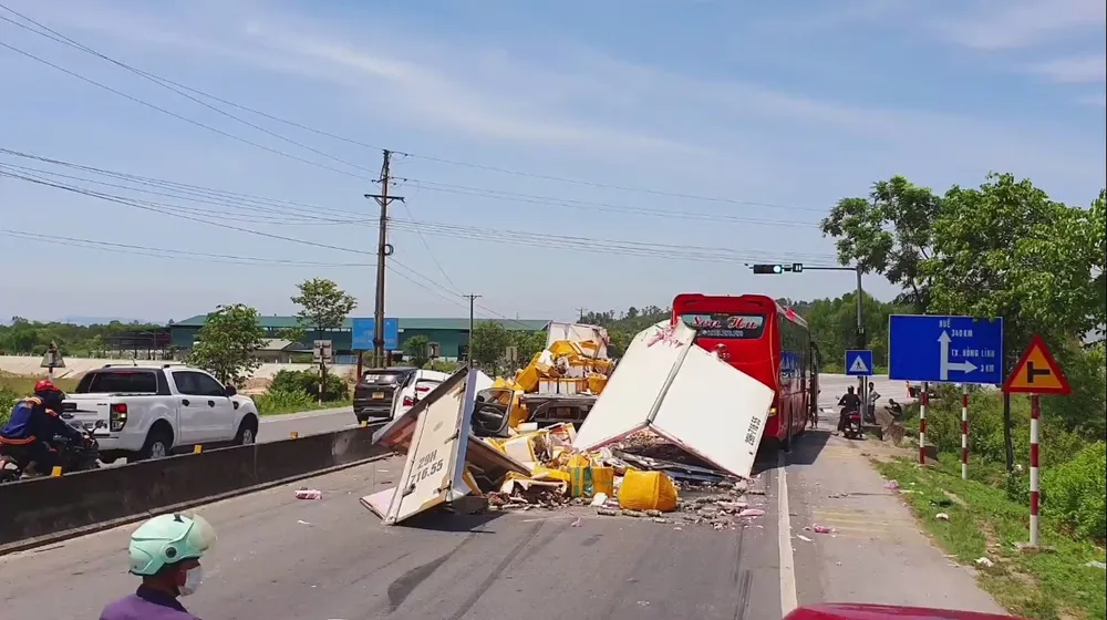 Hà Tĩnh: Tai nạn giao thông liên hoàn, nhiều phương tiện bị hư hỏng ảnh 2