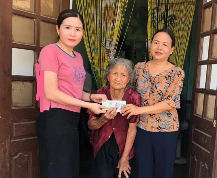 Trao 50 triệu đồng cho các gia đình khó khăn ở miền Trung ảnh 1