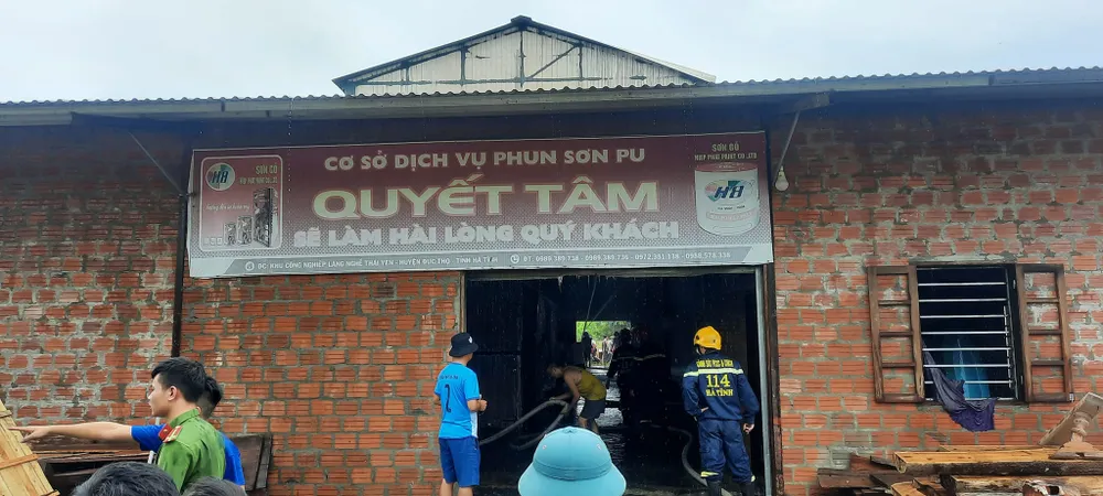 Cháy lớn tại cơ sở phun sơn ở khu công nghiệp làng nghề Thái Yên ảnh 4