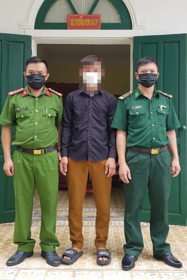 Vụ bé gái bị trói tay, treo lên trần nhà: Người cha đã đến cơ quan chức năng trình diện ảnh 1