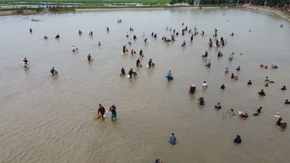 Hàng trăm người nô nức bắt cá hồ Đập Lổ ở Hà Tĩnh ảnh 16