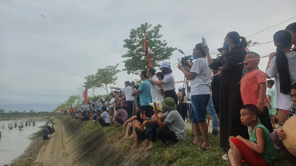 Hàng trăm người nô nức bắt cá hồ Đập Lổ ở Hà Tĩnh ảnh 18