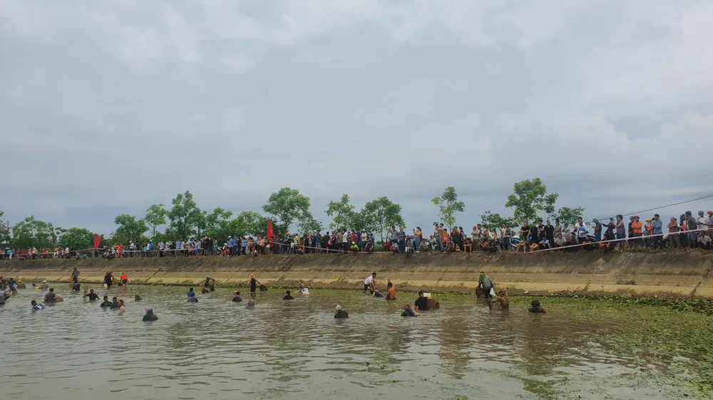 Hàng trăm người nô nức bắt cá hồ Đập Lổ ở Hà Tĩnh ảnh 2