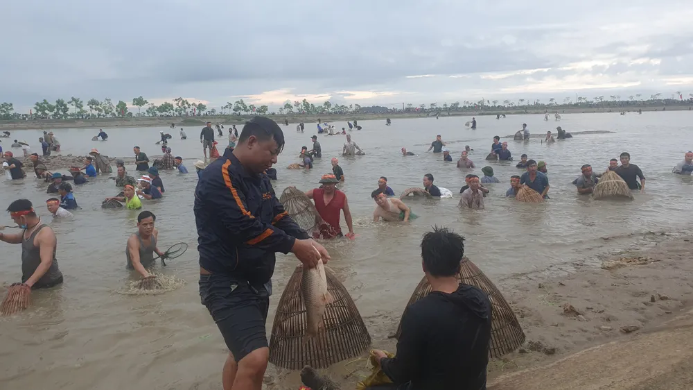Hàng trăm người nô nức bắt cá hồ Đập Lổ ở Hà Tĩnh ảnh 13