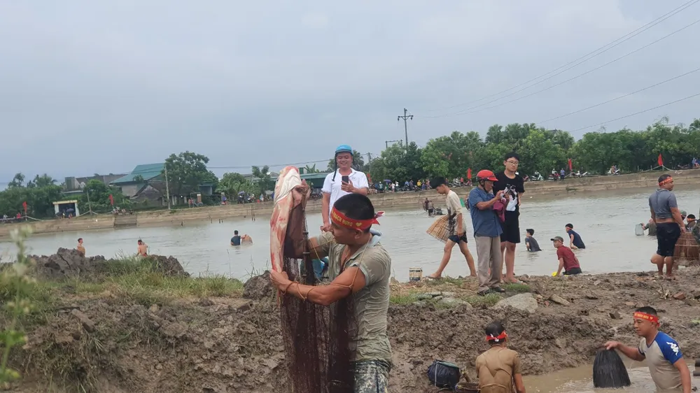 Hàng trăm người nô nức bắt cá hồ Đập Lổ ở Hà Tĩnh ảnh 14