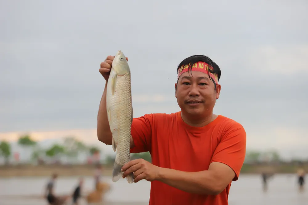 Hàng trăm người nô nức bắt cá hồ Đập Lổ ở Hà Tĩnh ảnh 22