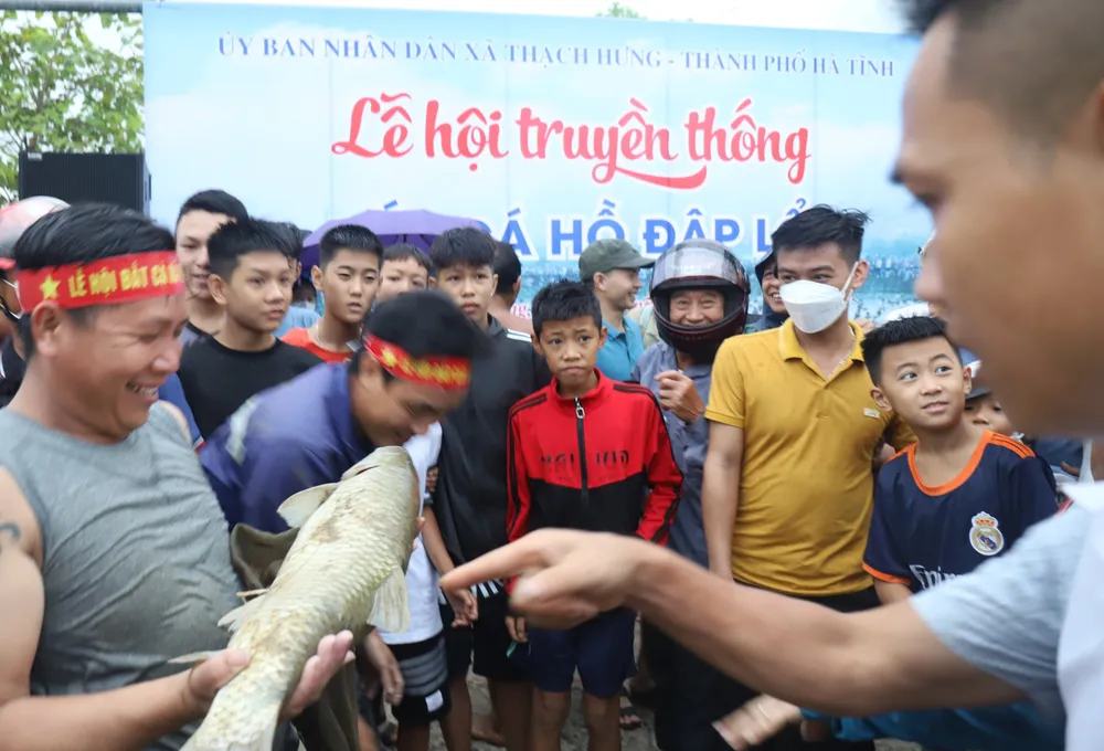 Hàng trăm người nô nức bắt cá hồ Đập Lổ ở Hà Tĩnh ảnh 33