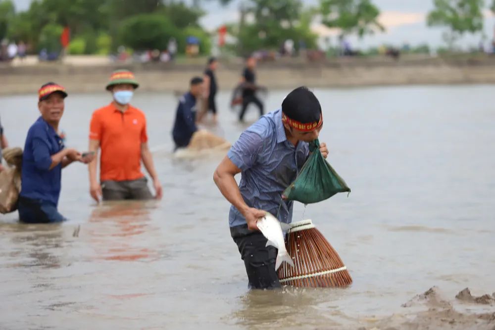 Hàng trăm người nô nức bắt cá hồ Đập Lổ ở Hà Tĩnh ảnh 28