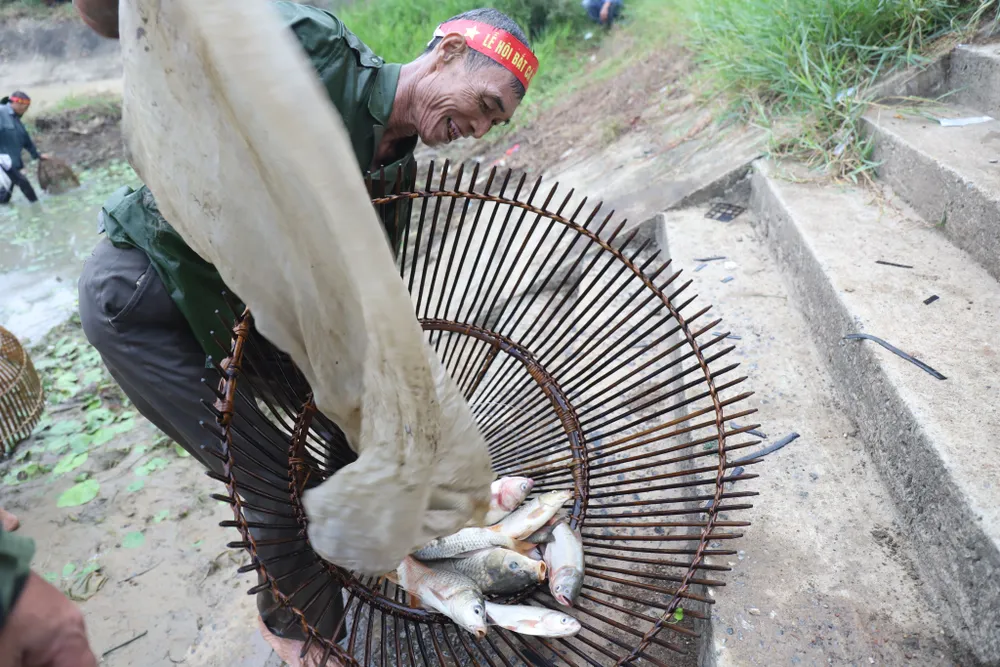 Hàng trăm người nô nức bắt cá hồ Đập Lổ ở Hà Tĩnh ảnh 27