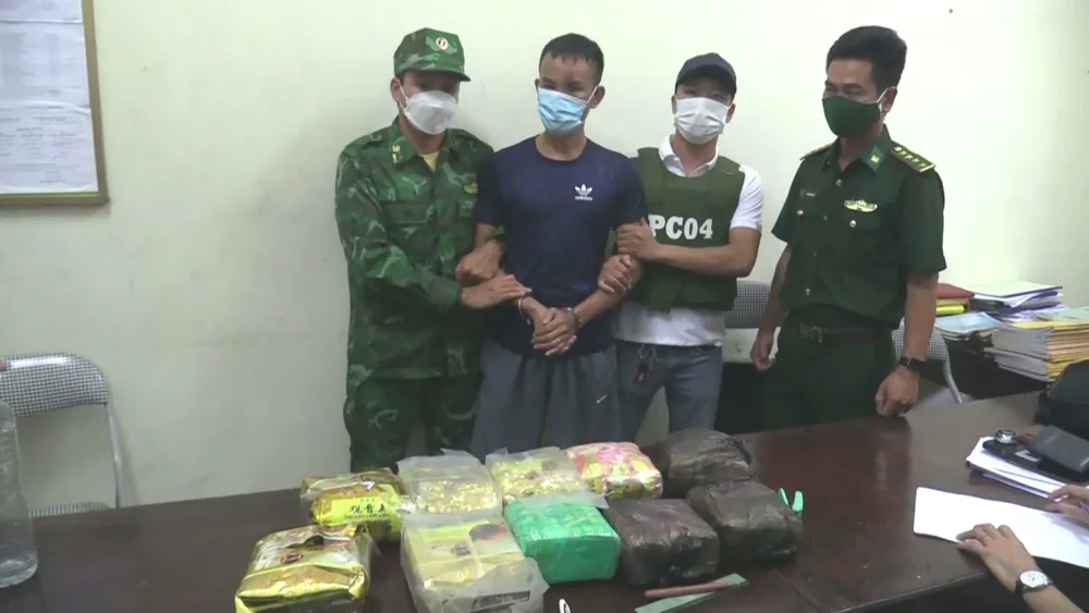 Bắt đối tượng thuê taxi vận chuyển 10kg ma túy đá ảnh 3