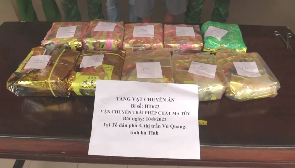 Bắt đối tượng thuê taxi vận chuyển 10kg ma túy đá ảnh 2