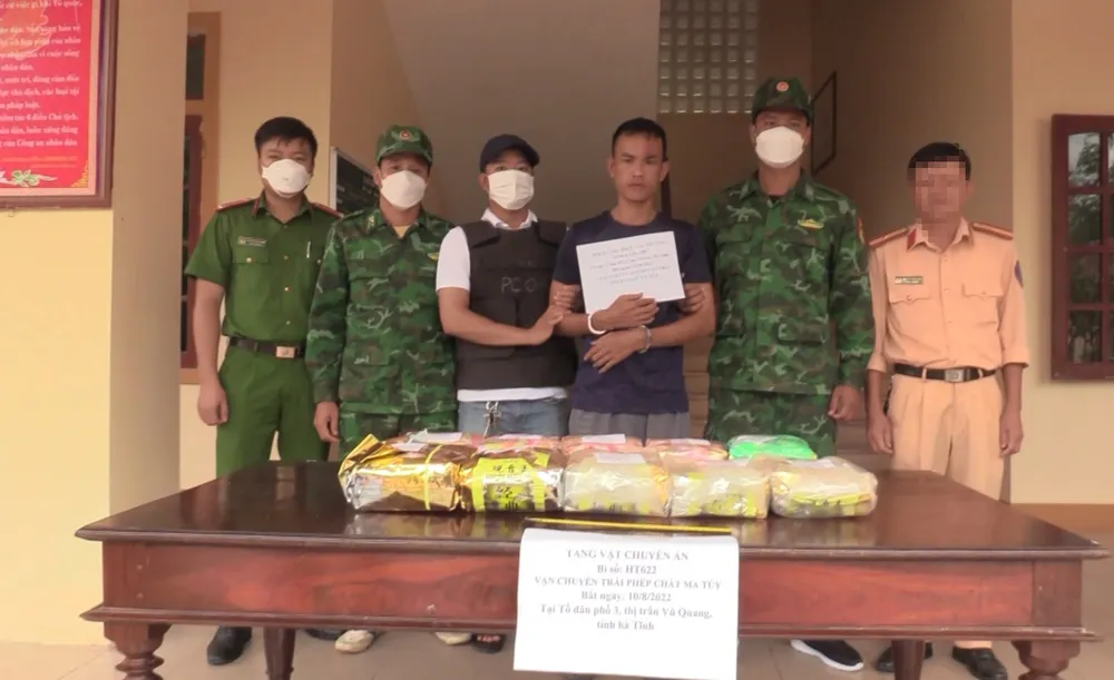 Bắt đối tượng thuê taxi vận chuyển 10kg ma túy đá ảnh 4