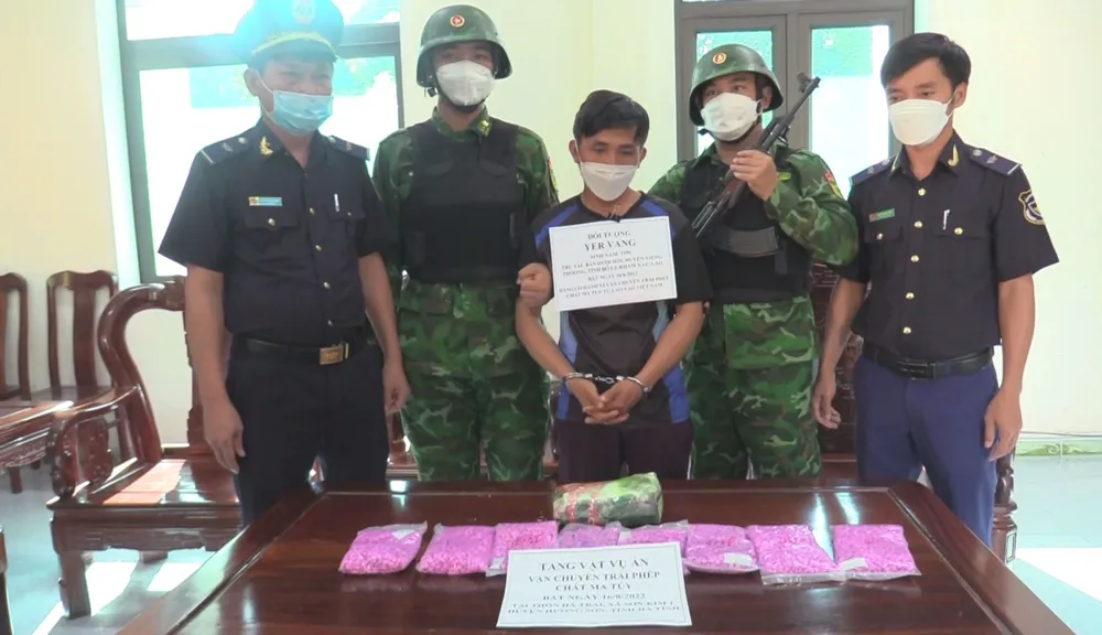 Bắt đối tượng vận chuyển 1kg Ketamin và 7.500 viên ma túy tổng hợp qua biên giới ảnh 1