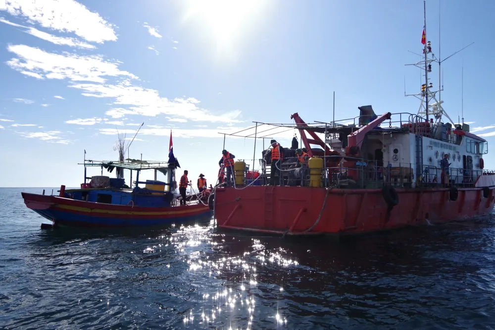  Cứu 2 tàu cá cùng 9 ngư dân gặp nạn trên biển ảnh 4