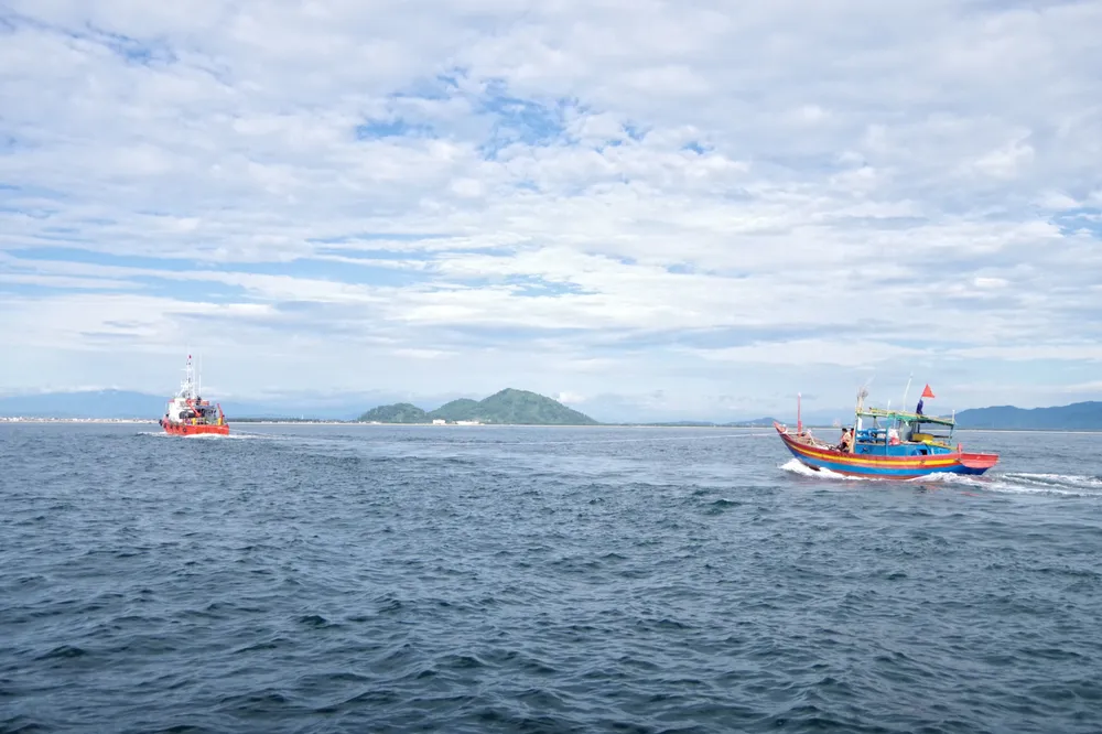  Cứu 2 tàu cá cùng 9 ngư dân gặp nạn trên biển ảnh 2