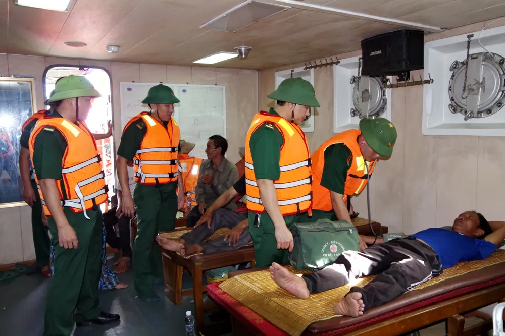  Cứu 2 tàu cá cùng 9 ngư dân gặp nạn trên biển ảnh 3