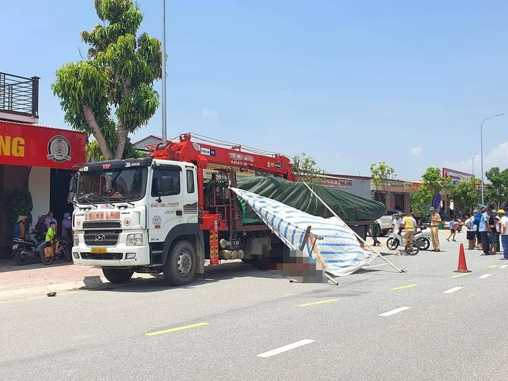 Xe tải chở gỗ va chạm với xe đạp khiến một cháu bé tử vong ảnh 1